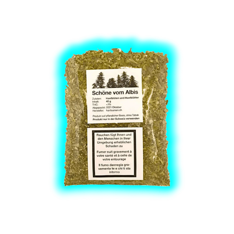 Plastiktüte mit getrockneten Hanfblüten und Hanfblättern, darauf ein Etikett mit dem Produktnamen »Schöne vom Albis« und Warnhinweisen in Deutsch, Französisch und Italienisch