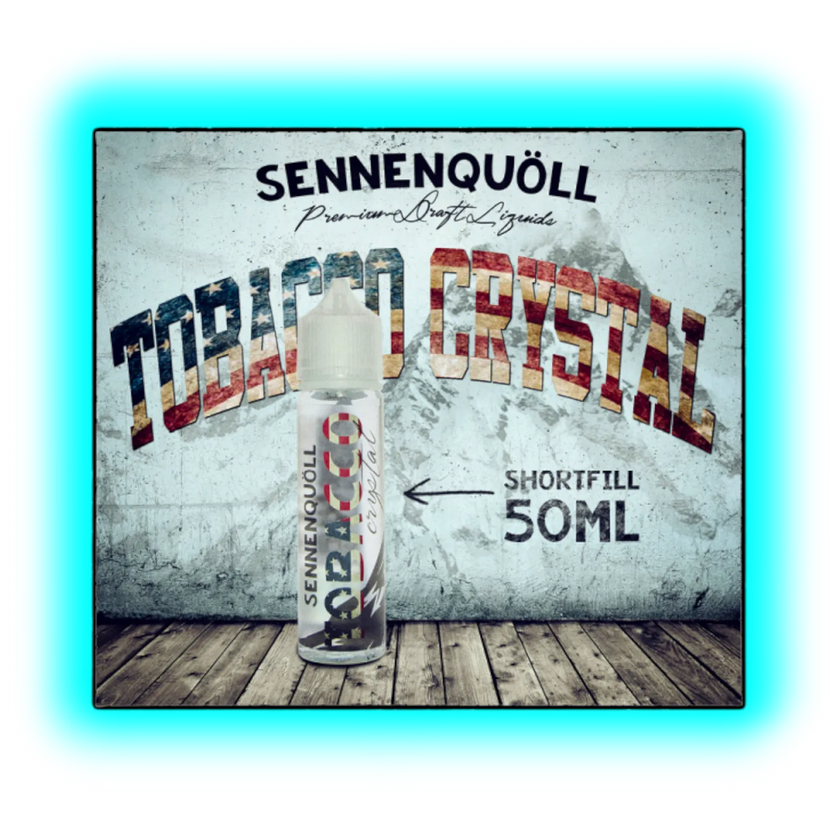 Flasche mit Aufschrift 'SENNENQUÖLL' und 'TOBACCO CRYSTAL' vor Wand mit gleicher Schrift und Text 'SHORTFILL 50ML'
