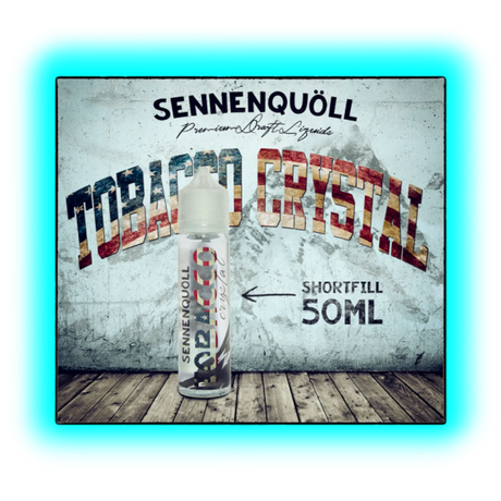 Flasche mit Aufschrift 'SENNENQUÖLL' und 'TOBACCO CRYSTAL' vor Wand mit gleicher Schrift und Text 'SHORTFILL 50ML'