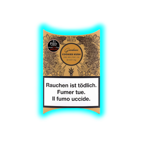 Verpackung mit dem Aufdruck 'Slow Weed Greenhouse Cookies Kush CBD 16% THC <1% 30 CHF 6g' und Warnhinweis in Deutsch, Französisch und Italienisch 'Rauchen ist tödlich. Fumer tue. Il fumo uccide.'