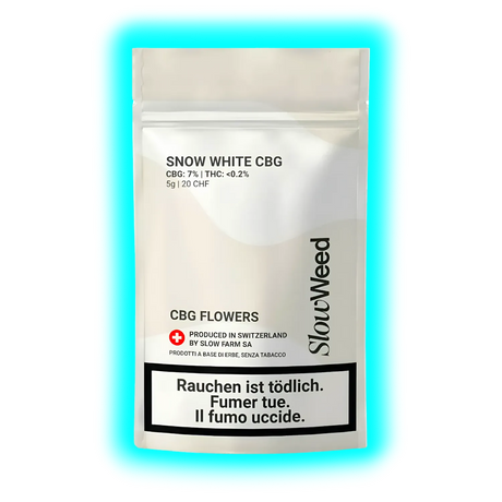 Nahaufnahme: Snow White CBG Flowers. Label mit Slow Farm SA Herstellerhinweis, Schweizer Herkunft und Warntexten