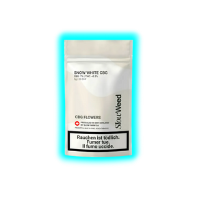 Verpackung mit der Aufschrift 'SNOW WHITE CBG', 'CBG: 7% | THC: <0.2%', '5g | 20 CHF', 'CBG FLOWERS', 'PRODUCED IN SWITZERLAND BY SLOW FARM SA', 'Rauchen ist tödlich. Fumer tue. Il fumo uccide.' und dem Markennamen 'SlowWeed'
