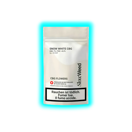 Verpackung mit der Aufschrift 'SNOW WHITE CBG', 'CBG: 7% | THC: <0.2%', '5g | 20 CHF', 'CBG FLOWERS', 'PRODUCED IN SWITZERLAND BY SLOW FARM SA', 'Rauchen ist tödlich. Fumer tue. Il fumo uccide.' und dem Markennamen 'SlowWeed'