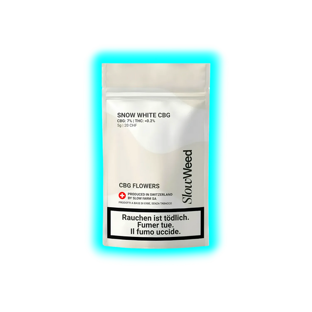 Verpackung mit der Aufschrift 'SNOW WHITE CBG', 'CBG: 7% | THC: <0.2%', '5g | 20 CHF', 'CBG FLOWERS', 'PRODUCED IN SWITZERLAND BY SLOW FARM SA', 'Rauchen ist tödlich. Fumer tue. Il fumo uccide.' und dem Markennamen 'SlowWeed'