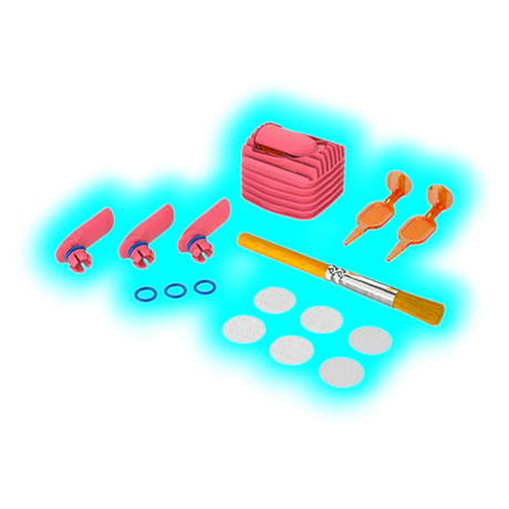 Verschiedene pinke und orangefarbene Kunststoffteile, blaue Dichtungsringe, weiße runde Filter und ein Pinsel mit Holzgriff auf weißem Hintergrund