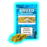 Blaues ‚Sweed Super Silver Haze‘ Päckchen, präsentiert mit einer davor liegenden Blütengruppe und mehrsprachigen Gesundheitshinweisen.