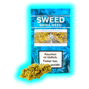 Blaues ‚Sweed Super Silver Haze‘ Päckchen, präsentiert mit einer davor liegenden Blütengruppe und mehrsprachigen Gesundheitshinweisen.