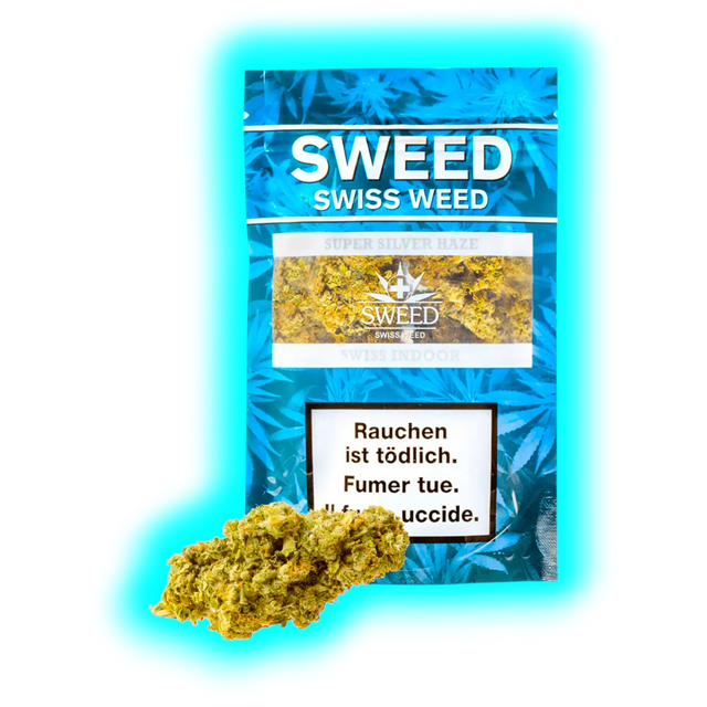 Blaues ‚Sweed Super Silver Haze‘ Päckchen, präsentiert mit einer davor liegenden Blütengruppe und mehrsprachigen Gesundheitshinweisen.