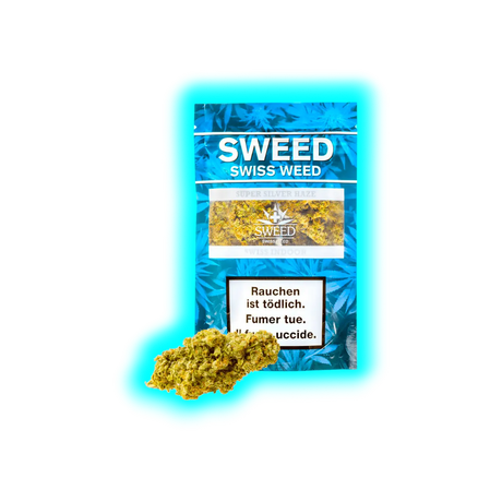 Sweed Swiss Weed: Super Silver Haze in blauer Verpackung. Ansicht der CBD-Blüten vor den gesetzlichen Warnungen (Fumer tue / Uccide).