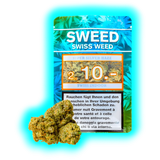 Schriftzug ‚Sweed Super Silver Haze 2 10.-‘ auf Swiss Indoor Packung mit zwei davor liegenden Hanfblüten.