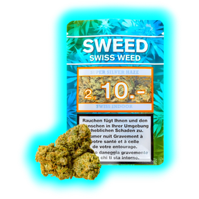 Schriftzug ‚Sweed Super Silver Haze 2 10.-‘ auf Swiss Indoor Packung mit zwei davor liegenden Hanfblüten.