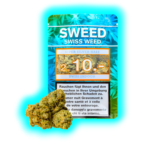 Schriftzug ‚Sweed Super Silver Haze 2 10.-‘ auf Swiss Indoor Packung mit zwei davor liegenden Hanfblüten.