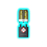 Nahaufnahme eines transparenten Pods mit gelblicher Flüssigkeit und eines schwarzen Containers mit Totenkopfsymbol 
