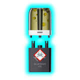 Nahaufnahme eines transparenten Pods mit gelblicher Flüssigkeit und eines schwarzen Containers mit Totenkopfsymbol 