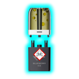 Nahaufnahme eines transparenten Pods mit gelblicher Flüssigkeit und eines schwarzen Containers mit Totenkopfsymbol 