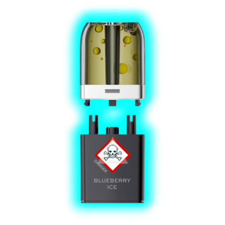 Nahaufnahme eines transparenten Pods mit gelblicher Flüssigkeit und eines schwarzen Containers mit Totenkopfsymbol 