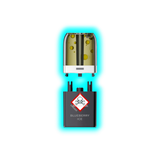 Nahaufnahme eines transparenten Pods mit gelblicher Flüssigkeit und eines schwarzen Containers mit Totenkopfsymbol 