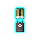 Nahaufnahme eines transparenten Pods mit gelblicher Flüssigkeit und eines schwarzen Containers mit Totenkopfsymbol 