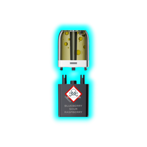 Nahaufnahme eines transparenten Pods mit gelblicher Flüssigkeit und eines schwarzen Containers mit Totenkopfsymbol 