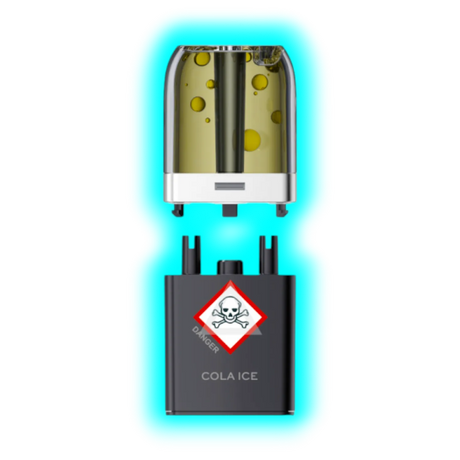 Nahaufnahme eines transparenten Pods mit gelblicher Flüssigkeit und eines schwarzen Containers mit Totenkopfsymbol 