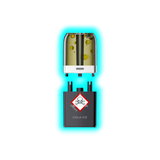 Nahaufnahme eines transparenten Pods mit gelblicher Flüssigkeit und eines schwarzen Containers mit Totenkopfsymbol 