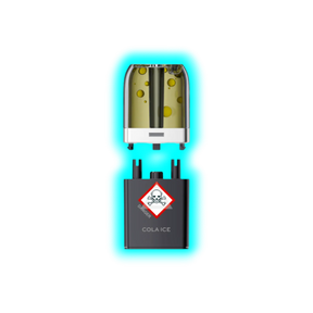Nahaufnahme eines transparenten Pods mit gelblicher Flüssigkeit und eines schwarzen Containers mit Totenkopfsymbol 