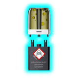 Nahaufnahme eines transparenten Pods mit gelblicher Flüssigkeit und eines schwarzen Containers mit Totenkopfsymbol 