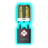 Nahaufnahme eines transparenten Pods mit gelblicher Flüssigkeit und eines schwarzen Containers mit Totenkopfsymbol 