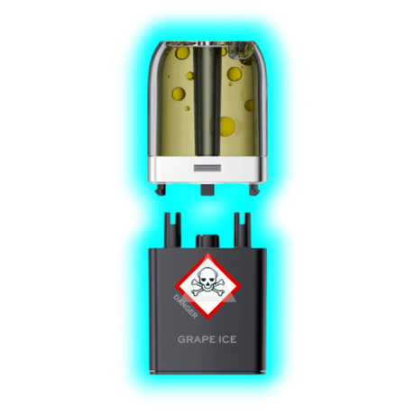 Nahaufnahme eines transparenten Pods mit gelblicher Flüssigkeit und eines schwarzen Containers mit Totenkopfsymbol 