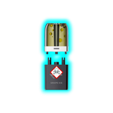 Nahaufnahme eines transparenten Pods mit gelblicher Flüssigkeit und eines schwarzen Containers mit Totenkopfsymbol 