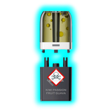 Nahaufnahme eines transparenten Pods mit gelblicher Flüssigkeit und eines schwarzen Containers mit Totenkopfsymbol 