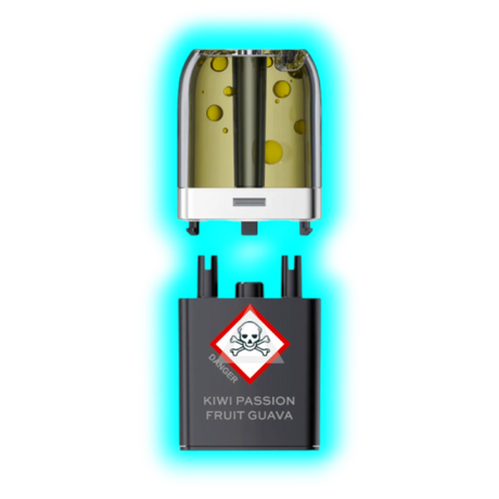 Nahaufnahme eines transparenten Pods mit gelblicher Flüssigkeit und eines schwarzen Containers mit Totenkopfsymbol 