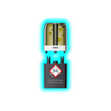 Nahaufnahme eines transparenten Pods mit gelblicher Flüssigkeit und eines schwarzen Containers mit Totenkopfsymbol 