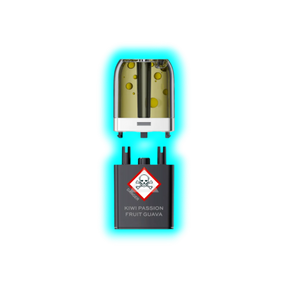 Nahaufnahme eines transparenten Pods mit gelblicher Flüssigkeit und eines schwarzen Containers mit Totenkopfsymbol 
