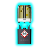 Nahaufnahme eines transparenten Pods mit gelblicher Flüssigkeit und eines schwarzen Containers mit Totenkopfsymbol 