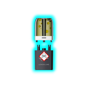 Nahaufnahme eines transparenten Pods mit gelblicher Flüssigkeit und eines schwarzen Containers mit Totenkopfsymbol 
