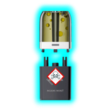 Nahaufnahme eines transparenten Pods mit gelblicher Flüssigkeit und eines schwarzen Containers mit Totenkopfsymbol 