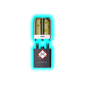 Nahaufnahme eines transparenten Pods mit gelblicher Flüssigkeit und eines schwarzen Containers mit Totenkopfsymbol 