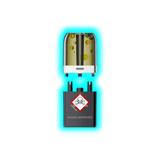 Nahaufnahme eines transparenten Pods mit gelblicher Flüssigkeit und eines schwarzen Containers mit Totenkopfsymbol 