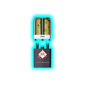 Nahaufnahme eines transparenten Pods mit gelblicher Flüssigkeit und eines schwarzen Containers mit Totenkopfsymbol 