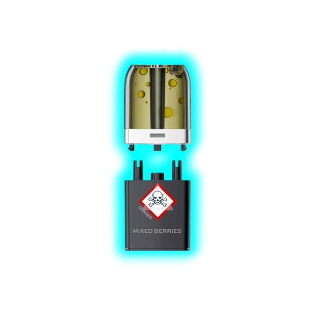 Nahaufnahme eines transparenten Pods mit gelblicher Flüssigkeit und eines schwarzen Containers mit Totenkopfsymbol 