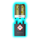 Nahaufnahme eines transparenten Pods mit gelblicher Flüssigkeit und eines schwarzen Containers mit Totenkopfsymbol und der Aufschrift 'PEACH ICE'