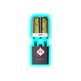 Nahaufnahme eines transparenten Pods mit gelblicher Flüssigkeit und eines schwarzen Containers mit Totenkopfsymbol und der Aufschrift 'PEACH ICE'