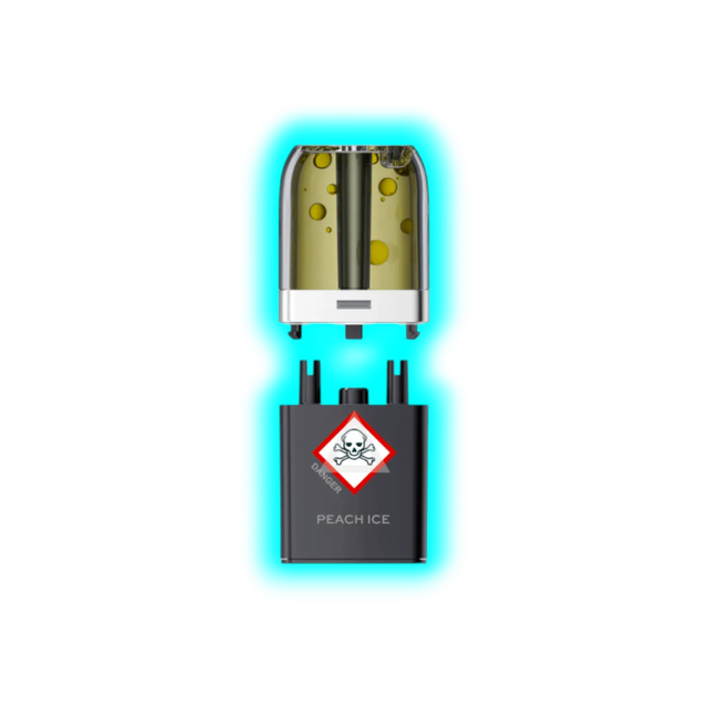 Nahaufnahme eines transparenten Pods mit gelblicher Flüssigkeit und eines schwarzen Containers mit Totenkopfsymbol und der Aufschrift 'PEACH ICE'