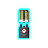 Nahaufnahme eines transparenten Pods mit gelblicher Flüssigkeit und eines schwarzen Containers mit Totenkopfsymbol 