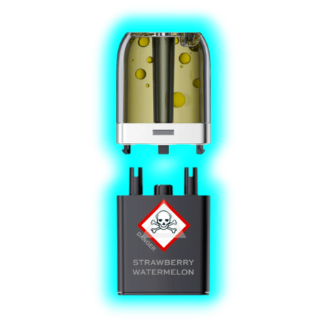Nahaufnahme eines transparenten Pods mit gelblicher Flüssigkeit und eines schwarzen Containers mit Totenkopfsymbol 