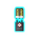 Nahaufnahme eines transparenten Pods mit gelblicher Flüssigkeit und eines schwarzen Containers mit Totenkopfsymbol 