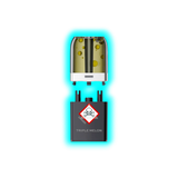 Nahaufnahme eines transparenten Pods mit gelblicher Flüssigkeit und eines schwarzen Containers mit Totenkopfsymbol 