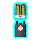Nahaufnahme eines transparenten Pods mit gelblicher Flüssigkeit und eines schwarzen Containers mit Totenkopfsymbol 