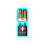 Nahaufnahme eines transparenten Pods mit gelblicher Flüssigkeit und eines schwarzen Containers mit Totenkopfsymbol 